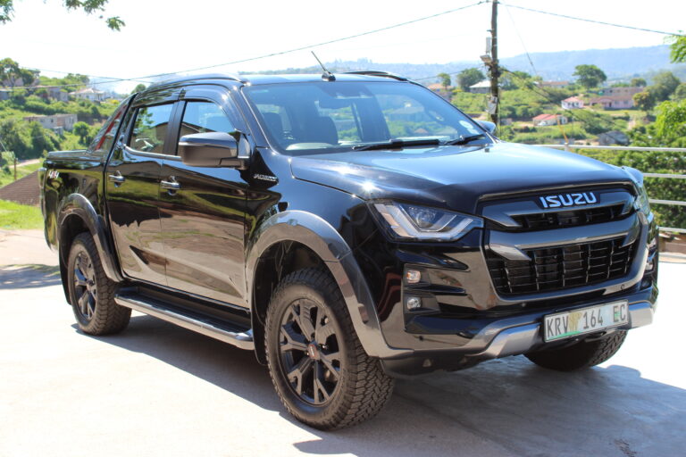 iMoto Review : Isuzu D Max V-Cross Black Edition
