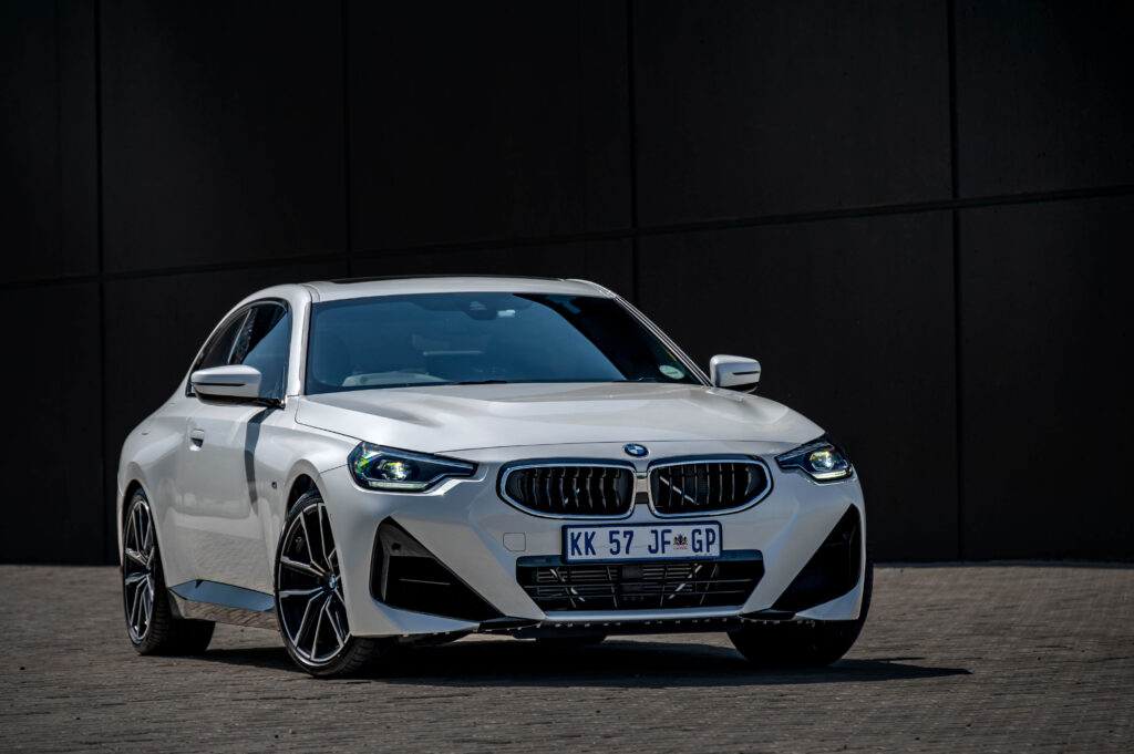 P90452892_highRes_bmw-220i-03-2022