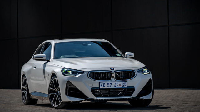 P90452892_highRes_bmw-220i-03-2022