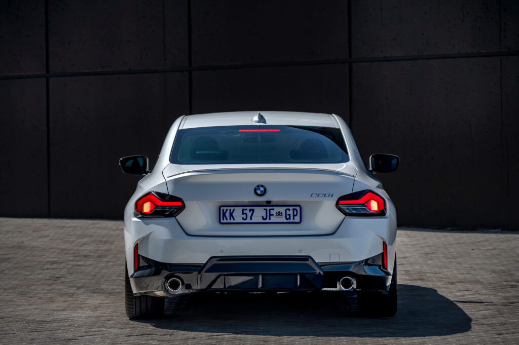 P90452895_highRes_bmw-220i-03-2022
